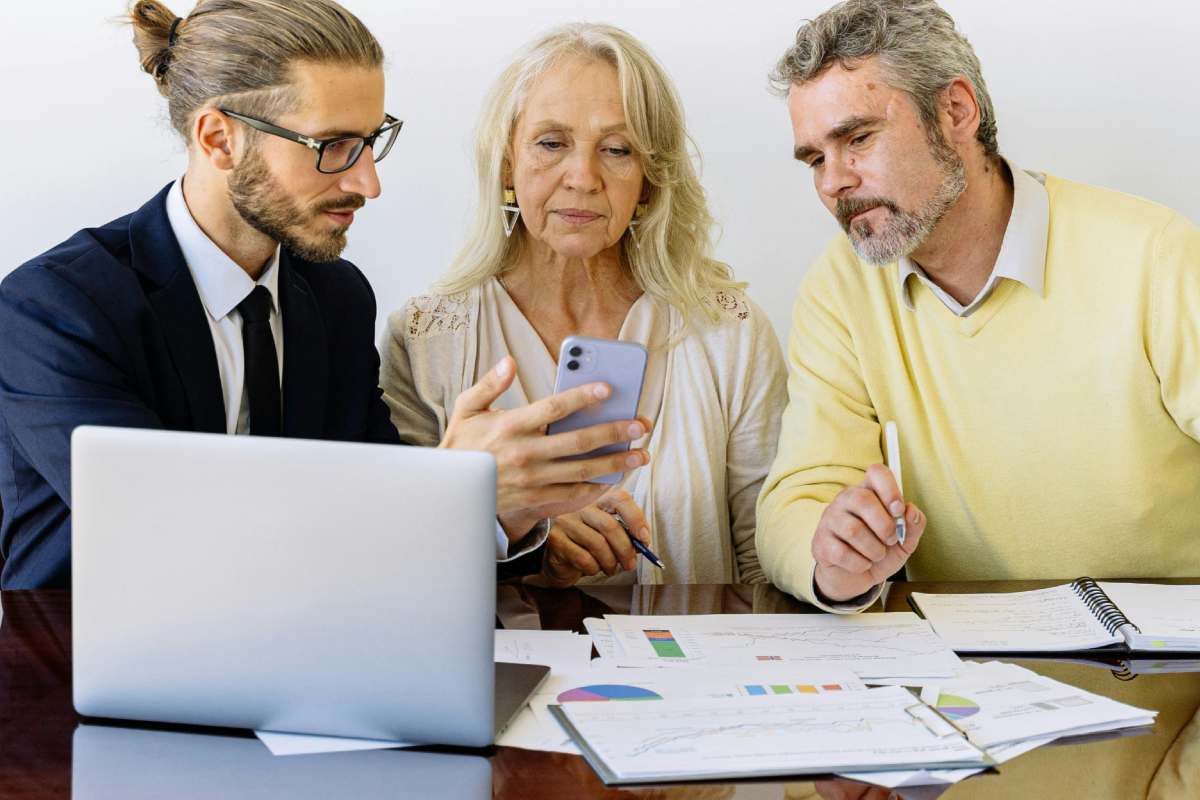 Consulente con due clienti