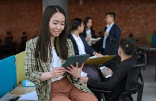 Ragazza che legge un documento sul tablet