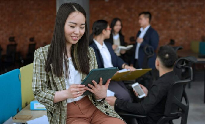 Ragazza che legge un documento sul tablet