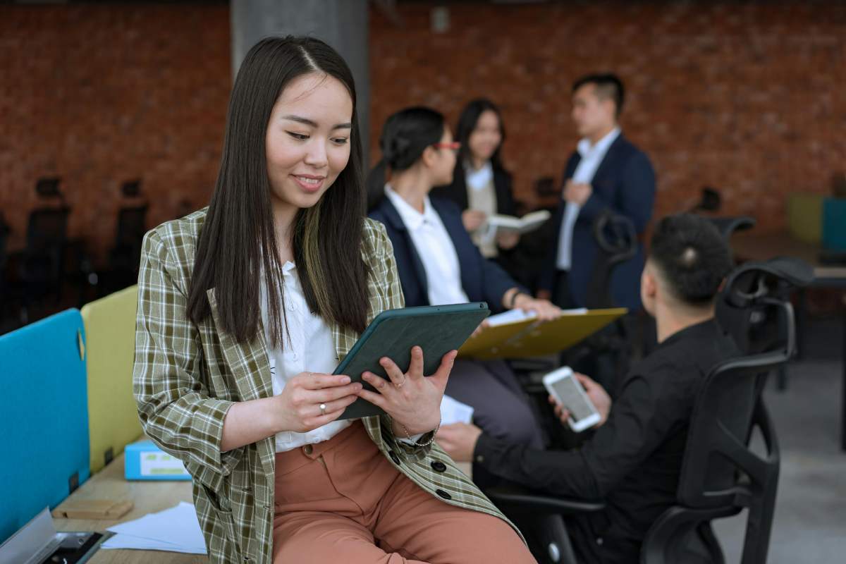 Ragazza che legge un documento sul tablet