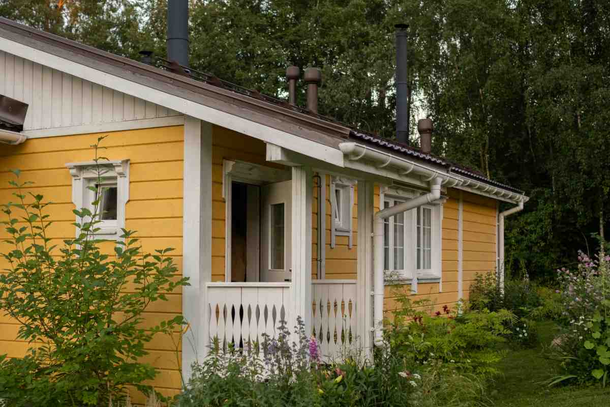 Una casa in campagna con l'esterno dipinto di giallo