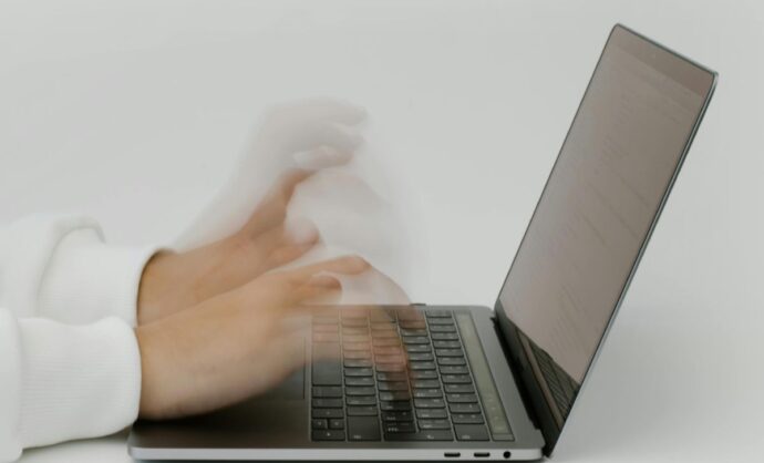Dita che battono sulla tastiera di un laptop