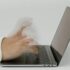 Dita che battono sulla tastiera di un laptop