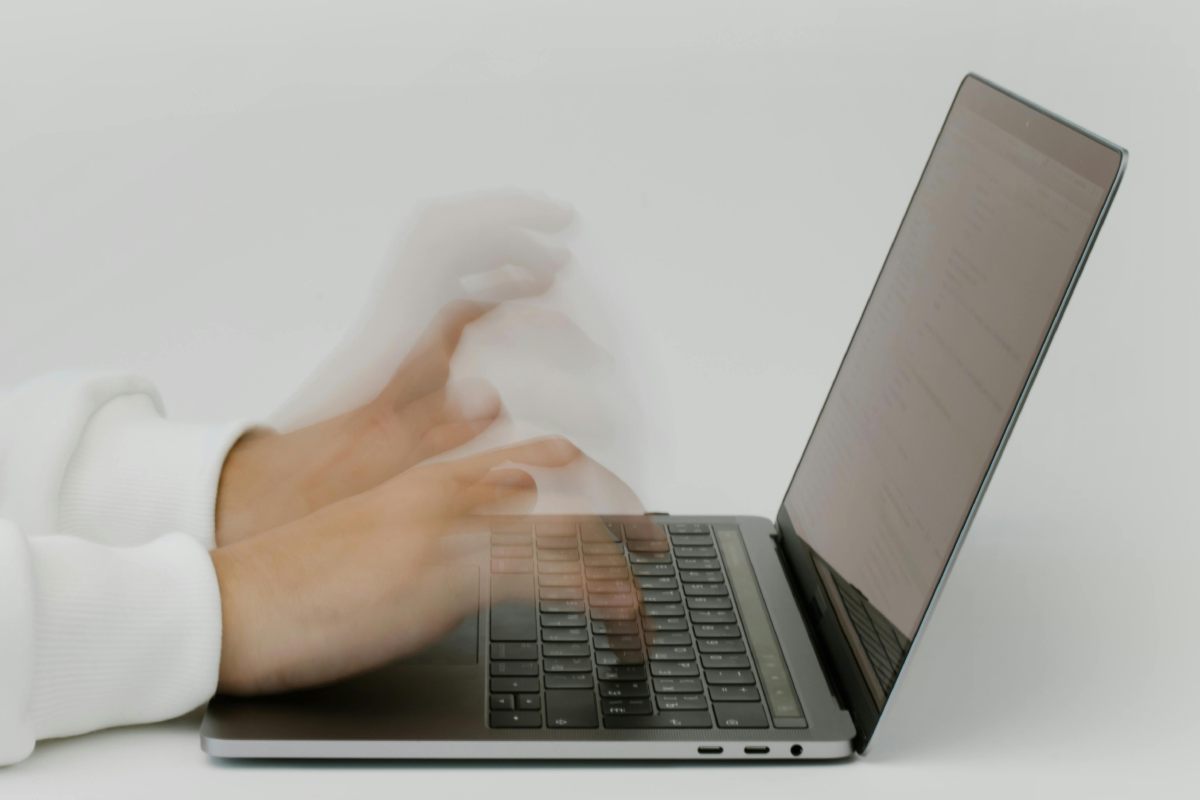 Dita che battono sulla tastiera di un laptop