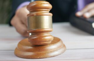 Martelletto del giudice in una sentenza