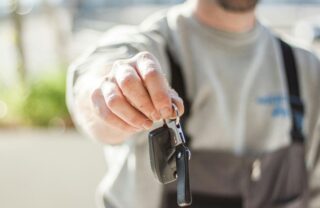 Meccanico che allunga le chiavi dell'auto