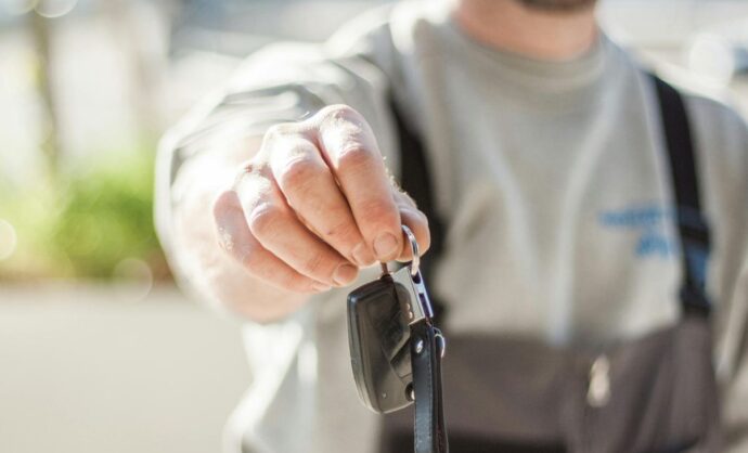 Meccanico che allunga le chiavi dell'auto