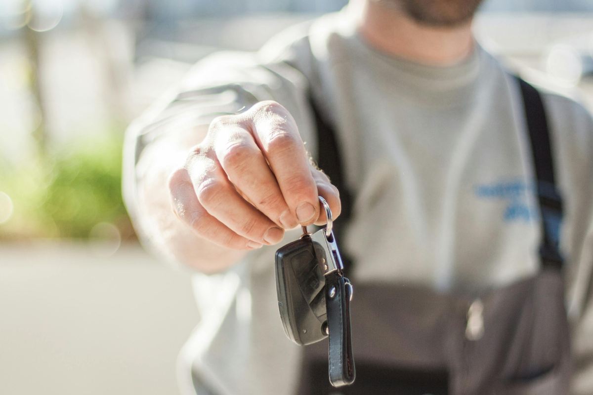 Meccanico che allunga le chiavi dell'auto
