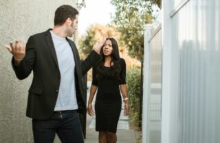 Una coppia che litiga fuori casa
