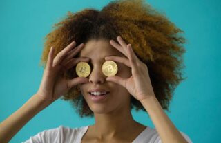 Ragazza con due bitcoin sugli occhi