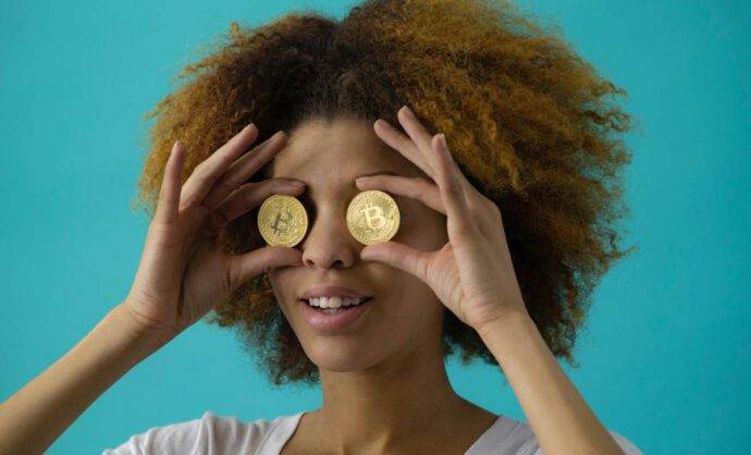 Ragazza con due bitcoin sugli occhi