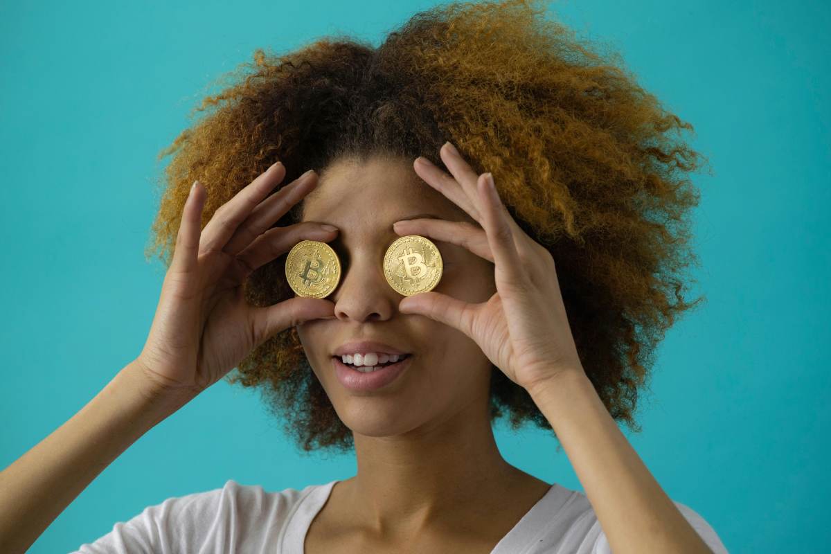 Ragazza con due bitcoin sugli occhi