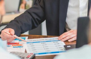 Un consulente mostra un documento finanziario