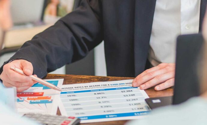 Un consulente mostra un documento finanziario