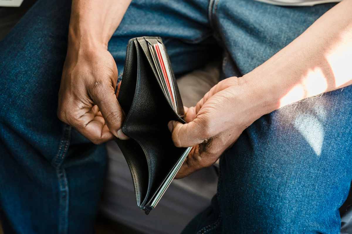 Uno che mostra un portafoglio vuoto
