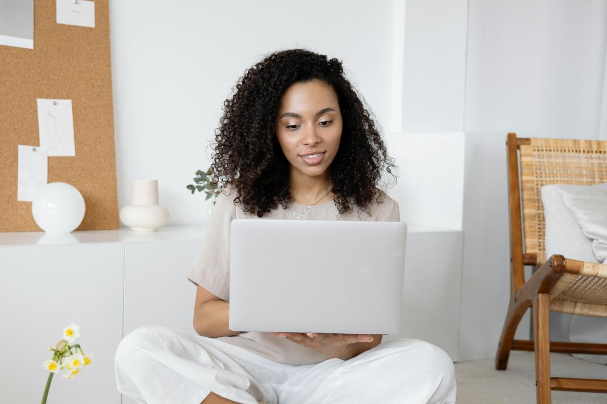 Ragazza che lavora su un laptop bianco
