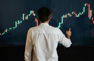 Un ragazzo che studia un grafico con previsioni finanziarie