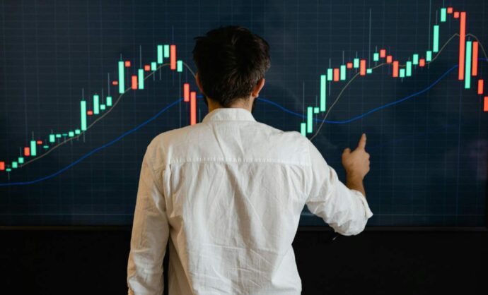 Un ragazzo che studia un grafico con previsioni finanziarie
