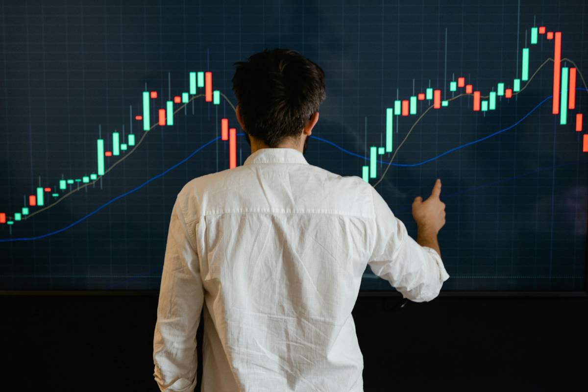 Un ragazzo che studia un grafico con previsioni finanziarie