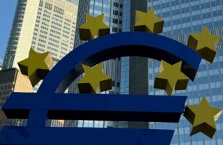 Il simbolo dell'euro davanti al palazzo della BCE
