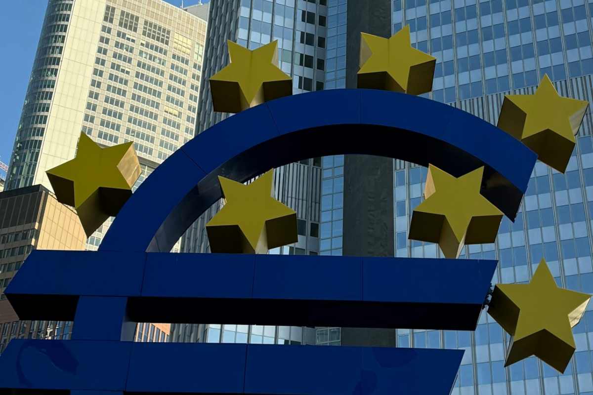 Il simbolo dell'euro davanti al palazzo della BCE