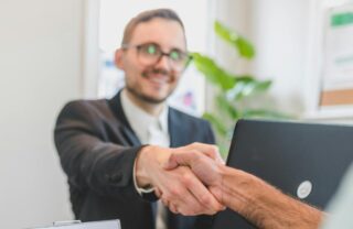 Stretta di mano con un consulente