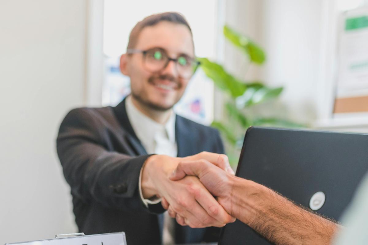 Stretta di mano con un consulente