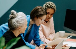 Un ufficio di un'azienda con tre collaboratori al lavoro