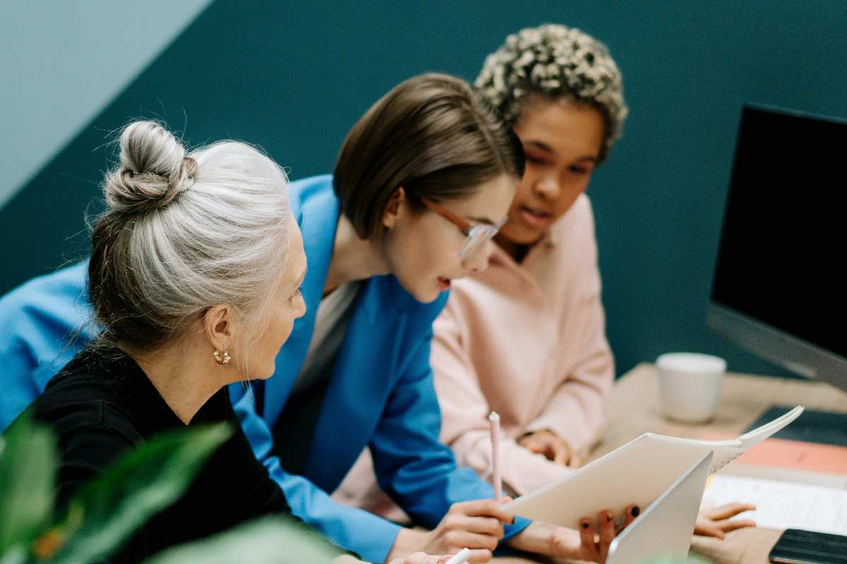 Un ufficio di un'azienda con tre collaboratori al lavoro