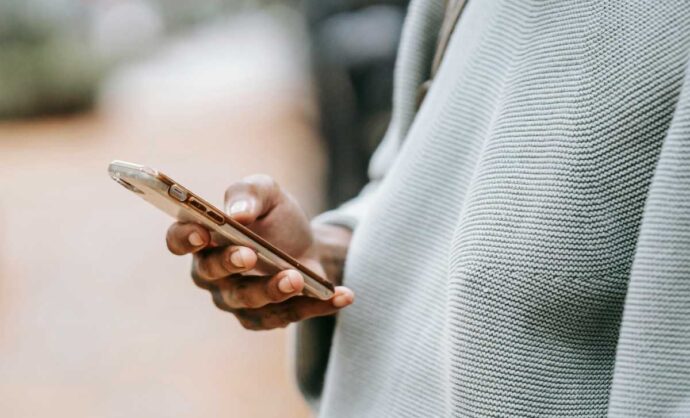 Donna che usa il telefono