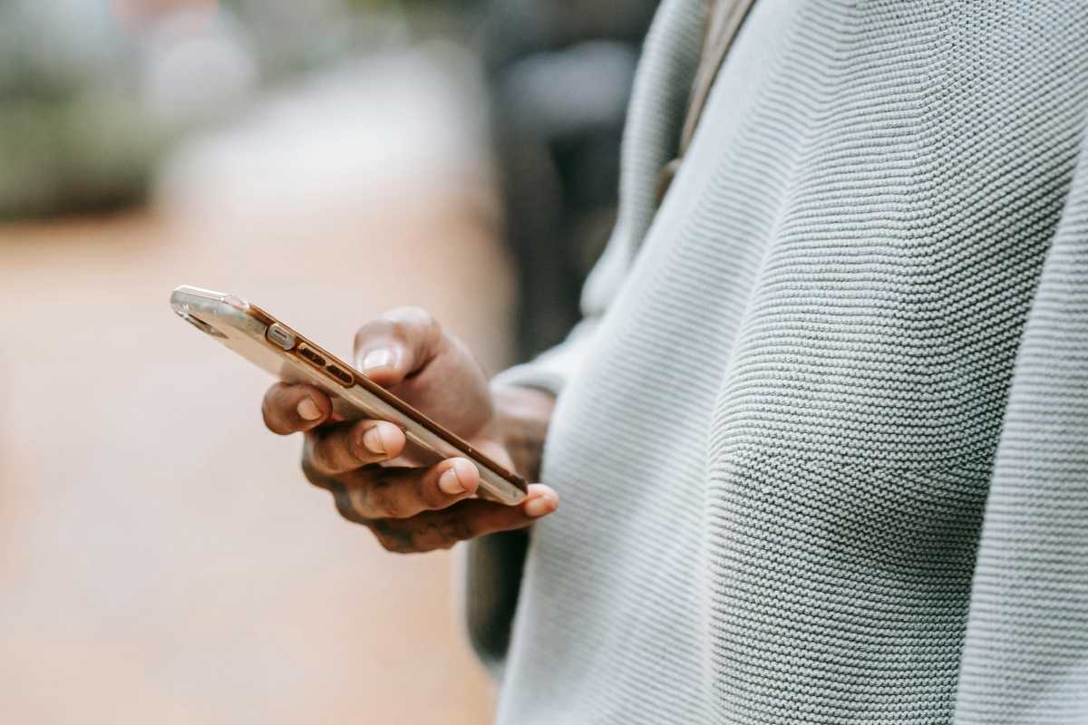 Donna che usa il telefono